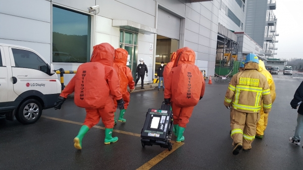 지난 1월 13일 화학물질 누출사고가 발생한 LG디스플레이 파주공장에 중앙119구조본부대원들이 진입하고 있다. (사진 제공: 뉴시스)