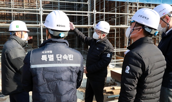 이재갑 고용노동부 장관이 대전시 유성구와 세종시에 위치한 중소규모 건설현장을 찾아 불시 패트롤점검을 하고 있다.
