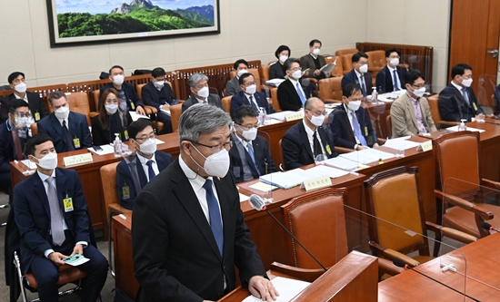 이재갑 고용노동부 장관은 지난달 22일 서울 여의도 국회에서 열린 ‘산업재해 관련 청문회’에서 산업안전보건청 설립을 추진하고 있다고 밝혔다.