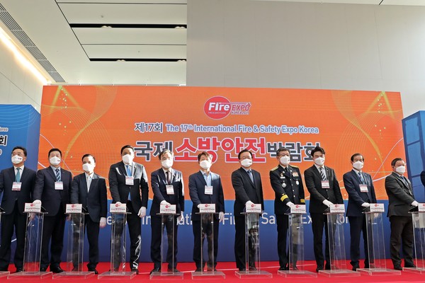 24일 대구 엑스코에서 열린 '제17회 국제소방안전박람회' 개막식에서 김부겸 국무총리(오른쪽에서 다섯번째)를 비롯한 주요 인사들이 행사의 성공적인 진행을 기원하는 퍼포먼스를 하고 있다.