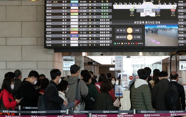 김포국제공항 국내선 청사에 여행객들이 수속을 기다리고 있다. 사진제공 : 뉴시스