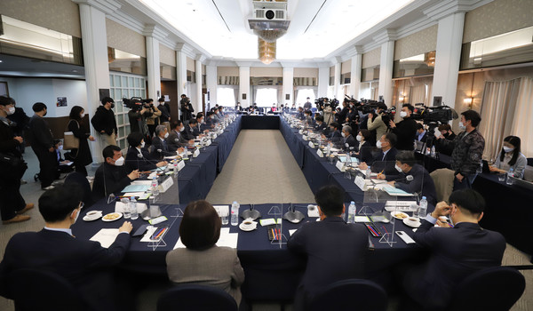 5일 서울 중구 한국프레스센터에서 2022년 최저임금위원회 1차 전원회의가 열렸다. 사진제공 : 뉴시스.