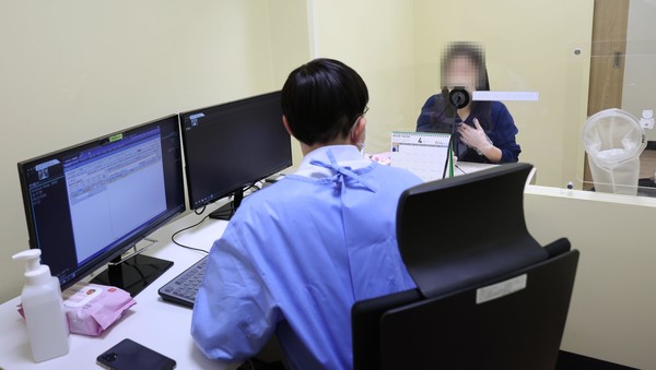 보건의 날인 7일 오후 서울 은평구 시립서북병원 외래진료센터에서 의료진이 환자를 진료하고 있다. 사진제공 : 뉴시스