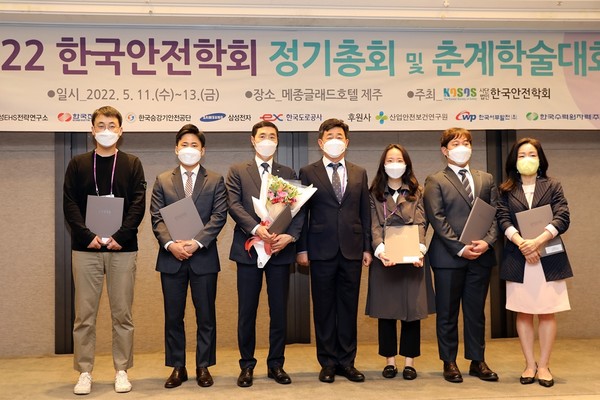 한국안전학회는 이번에 열린 춘계대회에서 우수논문상을 수상자들에 대한 시상식도 마련했다. 사진은 우수논문상 수상자들이 기념촬영을 하고 있는 모습.