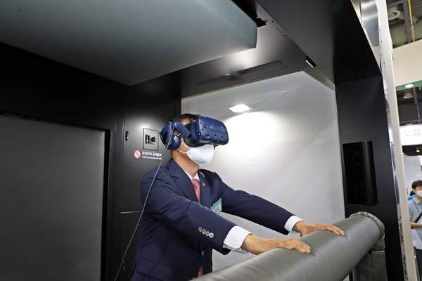 이정식 고용노동부 장관이 가상현실(VR)을 활용한 프로그램을 체험하고 있다.