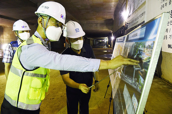 이종국 대표이사는 19일 GTX-A 공사현장을 찾아 건설상황과 안전 위험요소를 직접 점검하고 있다.  (사진=SR 제공)