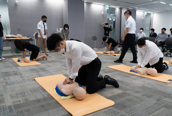지난 3일 유진기업 임직원들이 서울 여의도 본사에서 열린 사내 교육활동 플랫폼인 ‘수요지식회’에서 심폐소생술 관련 실습을 진행하고 있다.