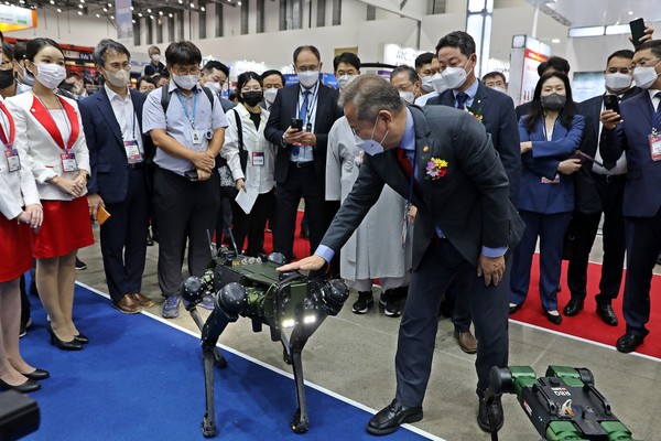 이상민 행안부 장관이 재난 대응 및 인명구조용 4족보행 로봇을 쓰다듬고 있다.