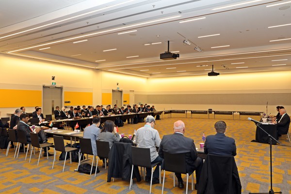 아포소 정회원들이 11월 23일 열린 아포소 분과위원회 회의를 진행하고 있다.