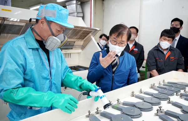 이정식 고용노동부 장관이 지난 8월 31일 인천 남동구 남동공단의 제조업 현장을 방문해 근로자에게 설명을 듣고 있다. (사진=고용노동부 제공)