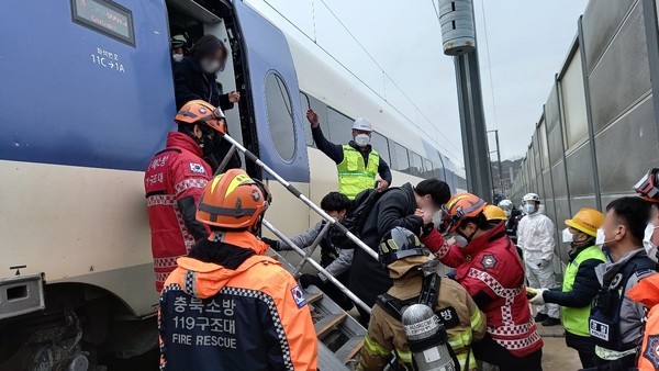 지난 1월 5일 오전 11시58분께 KTX-산천 열차가 영동군 영동읍 회동리 영동터널을 지나던 중 객차 1량(4호차)이 궤도를 이탈하는 사고가 발생했다. 이 사고로 열차 유리창이 깨지고 파편이 튀어 승객 7명이 부상을 입었고 215개 열차가 운행에 지장을 받았다.(사진제공 : 뉴시스)