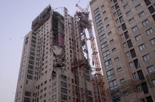 지난 1월 11일 오후 3시 47분께 광주 서구 화정동 한 고층아파트 신축 현장 외벽이 붕괴돼 있는 모습.(사진제공 : 뉴시스)