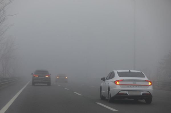 중부지방에 안개가 짙게 드리운 지난 1일 오전 인천국제공항 고속도로에 안개가 가득 차 있다.