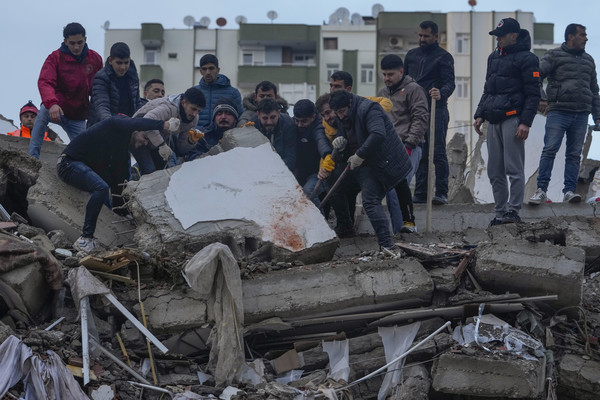6일(현지시간) 튀르키예 남부 아다나에서 주민들이 지진으로 파괴된 건물 잔해를 수색하고 있다.(이미지 제공: 뉴시스)