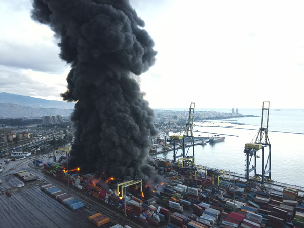 튀르키예 남부 이스켄데룬 항구 컨테이너 야적장에서 지진으로 컨테이너가 무너지면서 화재가 발생, 연기가 피어오르고 있다. 사진제공 : 뉴시스.