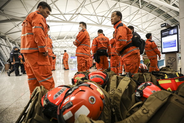 튀르키예 지진 수색 및 구조를 위한 대한민국 긴급구호대원들이 7일 인천국제공항에서 출국을 기다리고 있는 모습. 사진제공 : 뉴시스.