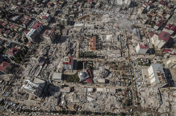 튀르키예 남부 카흐라만마라스 중심부의 건물들이 지진으로 파괴돼 있다. 사진제공 : 뉴시스.