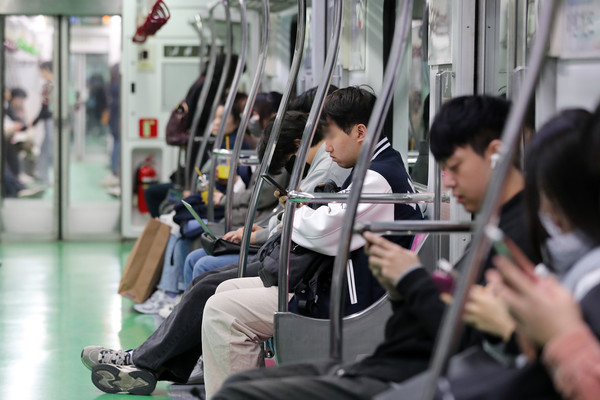 대중교통수단 내 마스크 착용 의무가 해제된 20일 오후 서울 지하철 2호선 열차 내에서 시민들이 마스크를 벗고 앉아 있다. 사진제공 : 뉴시스