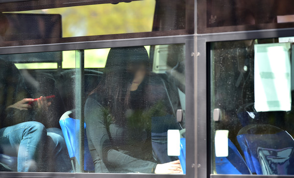 20일 오후 대구 한 도로를 지나는 버스에 마스크를 벗은 승객이 탑승해 있다. 사진제공 : 뉴시스