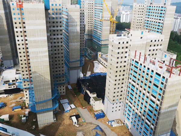 지난 4월 지하주차장 1~2층 상부 구조물이 무너지는 사고가 발생한 인천 계양구 검단신도시의 한 아파트 건설현장(사진제공: 뉴시스)