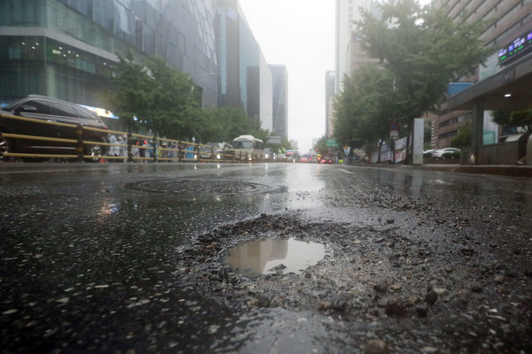 14일 서울 을지로역 인근 도로에 호우 영향으로 포트홀이 발생해 있다.(사진제공: 뉴시스)