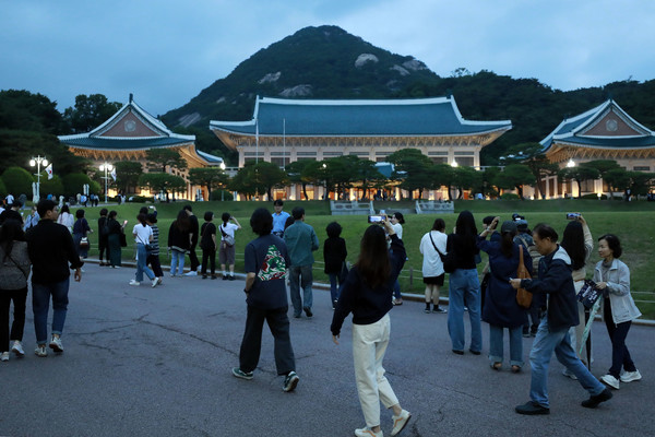 지난 6월 8일 서울 청와대 야간관람 '청와대 밤의 산책'을 찾은 시민들이 본관 앞을 걷고 있다. 사진제공 : 뉴시스