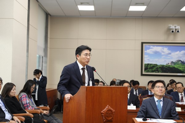 홍용준 CLS 대표가 26일 열린 국회 환노위 종합 국정감사의 증인으로 출석해 의원들의 질의에 답변하고 있다.