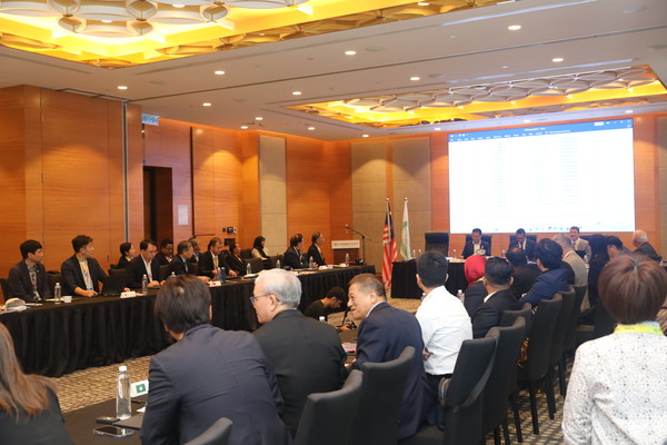 아시아태평양 산업안전보건기구(아포소)는 10월 23일부터 26일까지 말레이시아 샤알람에 소재한 선웨이 리조트 호텔 및 MBSA 컨벤션센터에서 '제37회 아포소 연차총회 및 콘퍼런스'를 개최했다. 연차총회에 참석한 회원국 대표단이 회의를 진행하고 있는 모습.