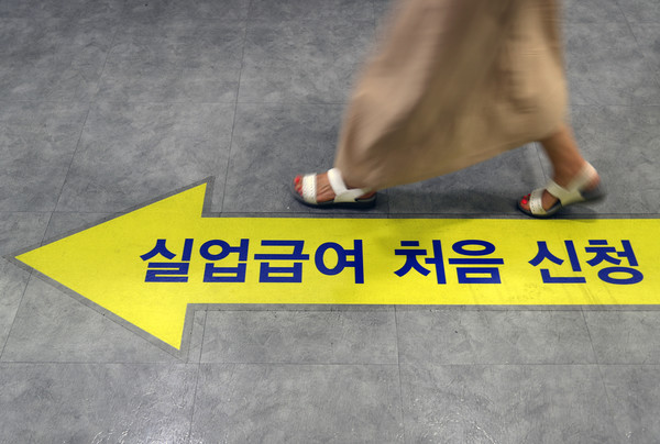 서울서부고용복지플러스센터를 찾은 구직자가 상담을 받으러 가고 있다. (사진제공: 뉴시스)