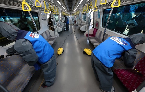 9일 오후 서울시메트로9호선 김포차량기지에서 방역 업체 직원들이 지하철 의자를 고온 스팀 청소 및 소독하고 있다. (사진제공=뉴시스)