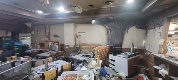 지난 16일 경남 창원시 한 아파트 상가에서 부탄가스 폭발로 추정되는 사고가 발생해 식당 내부가 소실되어 있다. (사진제공=뉴시스)