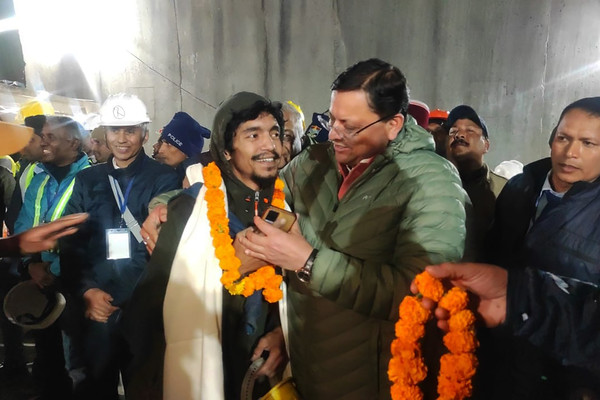 푸슈카르 싱 다미(오른쪽) 인도 우타르칸드주 총리가 28일(현지시각) 우타르카시의 터널 붕괴 현장에서 구조된 인부를 반갑게 맞이하고 있다.(이미지 제공 : 뉴시스)