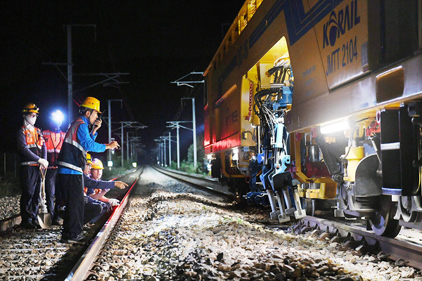야간 선로작업 중인 코레일 근로자들 (사진제공 : 뉴시스)