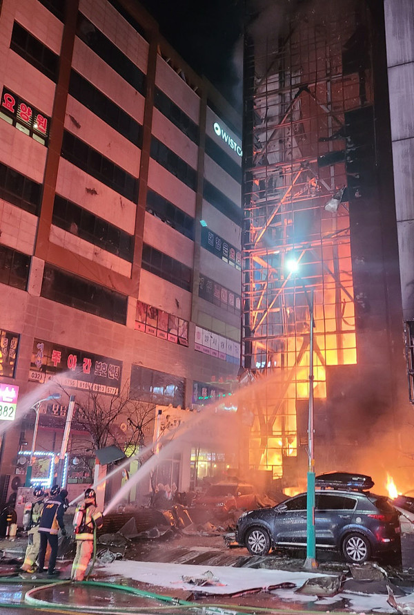 12월 17일 오후 9시 1분경 논현동의 한 호텔에서 화재사고가 발생했다(사진제공 : 인천소방본부)