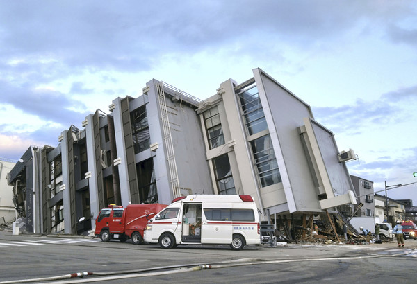 일본 이시카와현 노토반도에서 발생한 지진으로 2일 와지마시의 한 건물이 옆으로 쓰러져 있다. 사진제공 : 뉴시스
