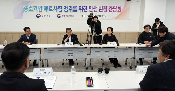 정부는 15일 인천 서구에 소재한 표면처리센터에서 '민생현장 간담회'를 개최했다.(이미지 제공 : 뉴시스)