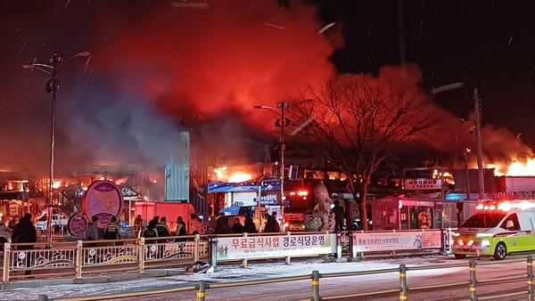 화재로 불에 타거나 그을려 있는 서천특화시장의 모습. 사진제공 : 뉴시스