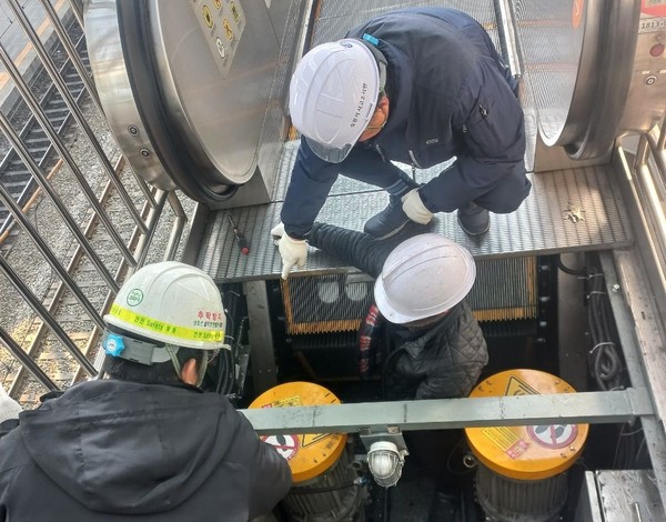 한국승강기안전공단 관계자가 에스컬레이터를 점검하고 있는 모습. (사진=한국승강기안전공단 제공)