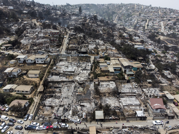 4일(현지시간) 화마가 휩쓸고 간 칠레 비냐델마르 한 마을이 잿더미로 변한 모습.(이미지 제공 : 뉴시스)