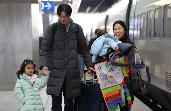 설 명절을 앞두고 본격적인 귀성이 시작된 8일 오전 서울 용산역에서 한 가족이 귀성길에 오르고 있다. (사진제공=뉴시스)