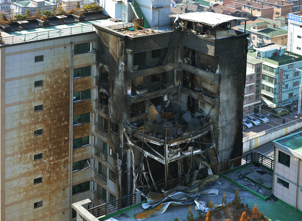 2015년 1월 의정부 아파트 화재 당시의 모습. 사진제공 : 뉴시스