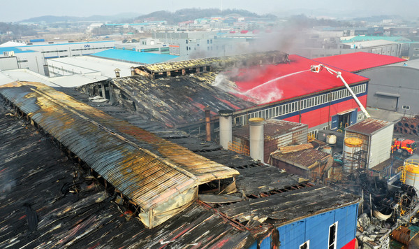 3일 오후 경기도 화성시 마도면 바이오밸리내 한 철강 공장에서 불이나 소방대원들이 화재 진압을 하고 있다. 사진제공 : 뉴시스