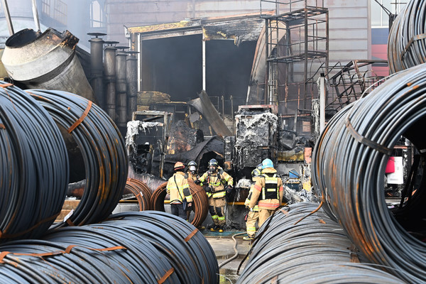 3일 오후 경기도 화성시 마도면 바이오밸리내 한 철강 공장에서 불이나 소방대원들이 화재 진압을 하고 있다. 사진제공 : 뉴시스