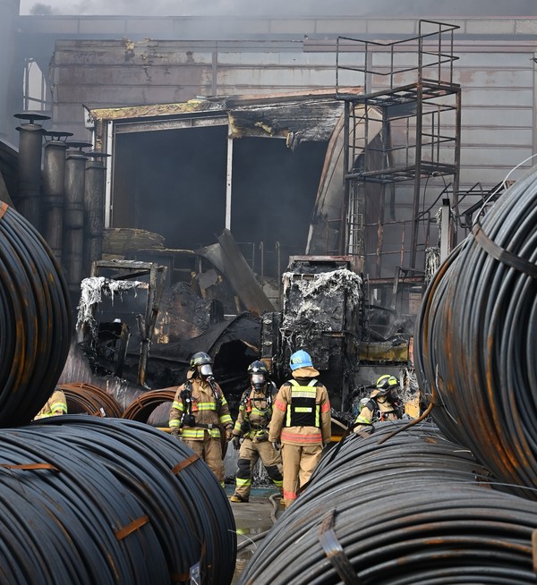 3일 오후 경기도 화성시 마도면 바이오밸리내 철강공장에서 불이나 소방대원들이 화재진압을 하고 있다(사진제공 : 뉴시스) 