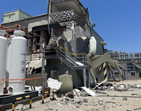 지난해 5월 31일 여수산단 내 모 공장 사무실에서 발생한 폭발사고 현장 모습 (사진제공 : 여수소방서)