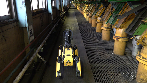 사진은 무인 이동로봇이 코크스 오븐 고온밀폐공간을 점검하고 있는 모습. (사진 제공 : 포스코)