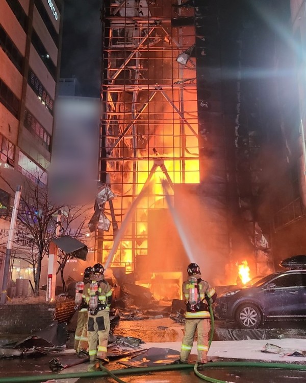 2023년 12월 17일 오후 인천 남동구 논현동 한 호텔에서 불이 나 소방당국이 진화작업을 벌이고 있다. (사진=인천소방본부 제공)