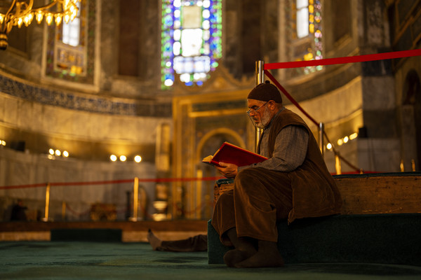 라마단 기간인 12일(현지시각) 튀르키예 이스탄불에서 무슬림이 코란을 읽고 있다. (사진제공=뉴시스)