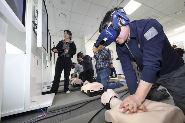KT는 경기도 분당 빌딩 심폐소생술(CPR) 교육장에서 가상현실(VR) 등 체험교육 장비를 활용한 안전보건 교육을 진행했다.(사진제공 : KT)