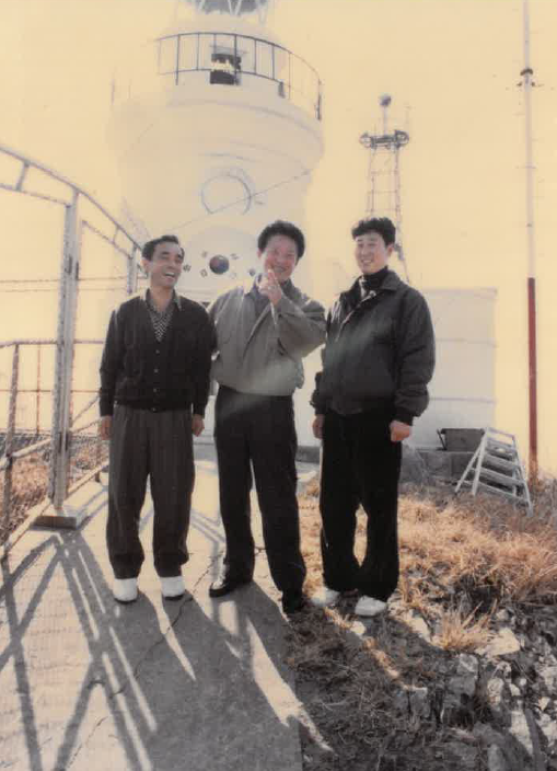 2대 故김창웅 주무관의 모습(‘95, 홍도등대 사진, 가운데). 사진제공=해양수산부.